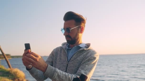 Hombre Guapo Tomando Selfie Paisaje Marino Teléfono Inteligente Disfrutando Viajes — Vídeo de stock