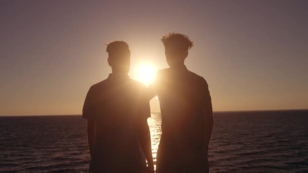 Siluetas Pareja Gay Disfrutando Romántica Puesta Sol Sobre Mar Abrazándose — Vídeos de Stock