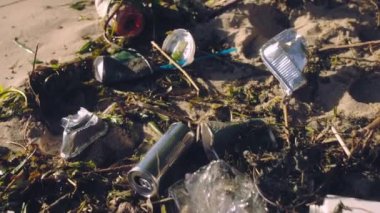 Sahildeki dağınık çöp yığınları, çevre kirliliği, doğaya zarar verme