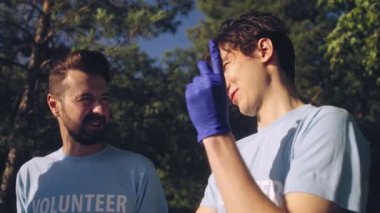 Gönüllü ekip görevlerini paylaşıyor, birlikte görev yapmaya hazırlanıyorlar.