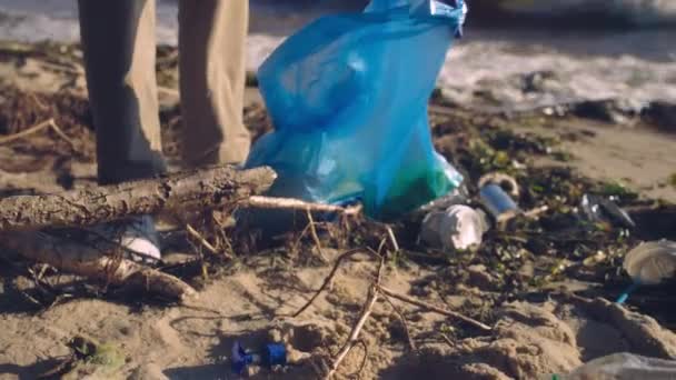 Volontaire Environnemental Ramassant Des Déchets Plastiques Sur Plage Préservation Nature — Video