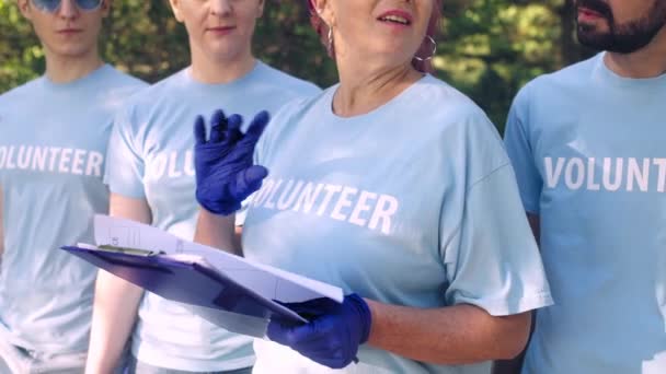 Grupul Voluntari Gata Îndeplinească Sarcina Femeia Vârstă Dând Instrucțiuni — Videoclip de stoc