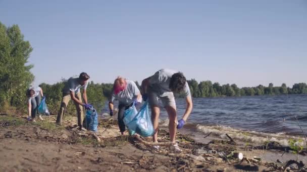 Экологически Сознательные Добровольцы Очищают Пляж Мусора — стоковое видео