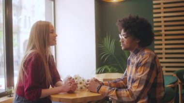 Romantik çift kahkahalarla gülüyor ve el ele tutuşuyorlar.