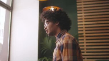 Kafe 'de çok ırklı erkek ve kadın arkadaşlarla canlı iletişim