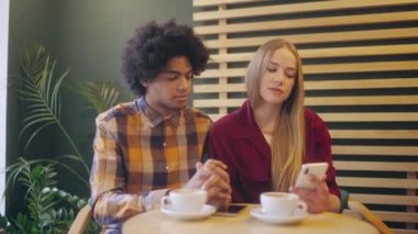 Melez erkek arkadaş güzel kız arkadaşı öpüyor, çift selfie çekiyor.