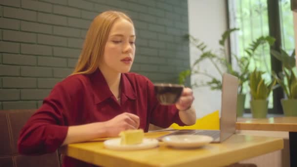 Estudiante Mujer Terminando Trabajo Ordenador Portátil Beber Café Trabajo Independiente — Vídeos de Stock