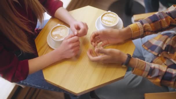 Вид Зверху Романтичну Пару Тримає Руки Побаченні Кафе Любовні Стосунки — стокове відео