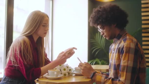 Jovem Homem Mulher Rolando Smartphones Café Problema Vício Gadget — Vídeo de Stock