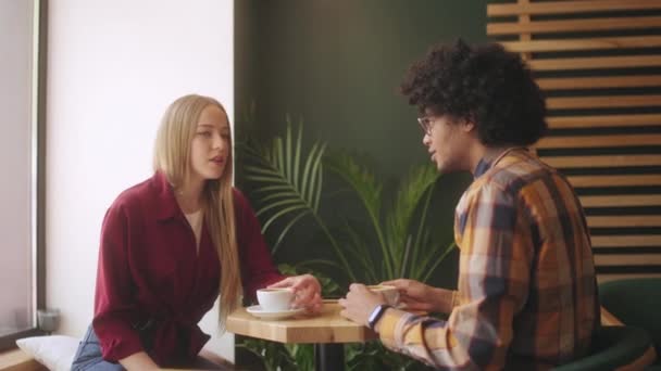 Estudiantes Masculinas Discutiendo Cafetería Compartiendo Opiniones Discutiendo Ideas — Vídeos de Stock