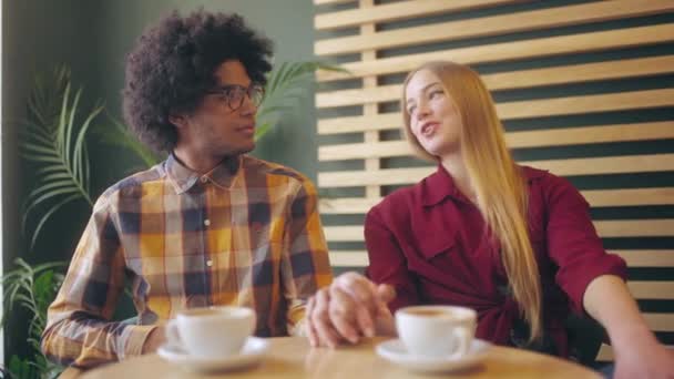 Romantik Çift Ele Tutuşuyor Kafa Kafaya Verip Kafede Flört Ediyorlar — Stok video