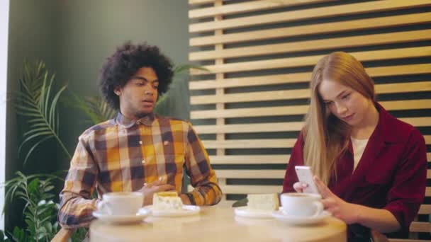 Joven Molesto Con Novia Fotografiando Comida Cafetería Tendencia Las Redes — Vídeo de stock