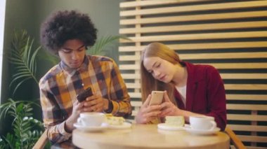 Kafede yemek fotoğrafı çeken iki arkadaş, sosyal ağ yaşam tarzı, blog yazma.