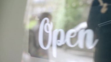 Kapıda açık tabela asılı, iş günü başlıyor, küçük işletme gelişimi