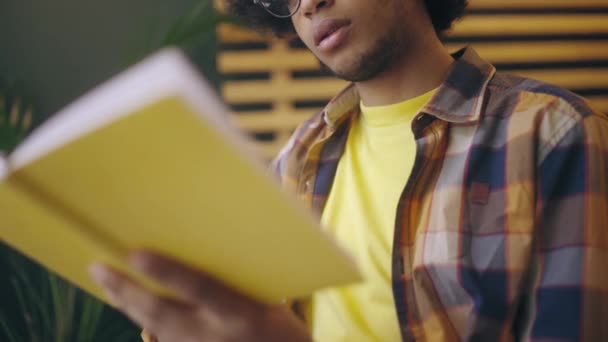 Estudiante Masculino Leyendo Libro Tomando Café Preparándose Para Las Pruebas — Vídeos de Stock