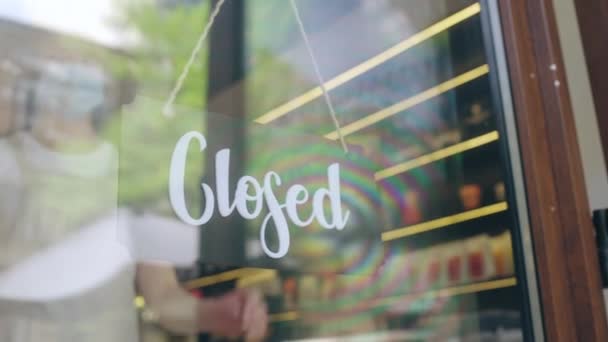 Yüzü Maskeli Bir Mağaza Çalışanı Açık Kapı Tabelasına Dönüyor Salgın — Stok video