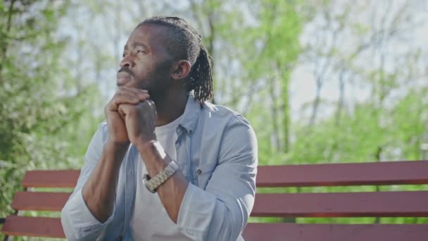 Parkta Bankta Oturan Hayatı Sorunları Düşünen Genç Endişeli Bir Adam — Stok video