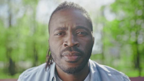 Jeune Homme Noir Avec Afro Cheveux Regardant Caméra Dans Parc — Video