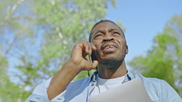 Joven Hombre Ocupado Hablando Por Teléfono Mientras Camina Parque Freelancer — Vídeos de Stock