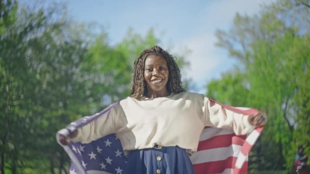 Jovem Negra Coberta Bandeira Americana Parque Patriota Amando Seu País — Vídeo de Stock