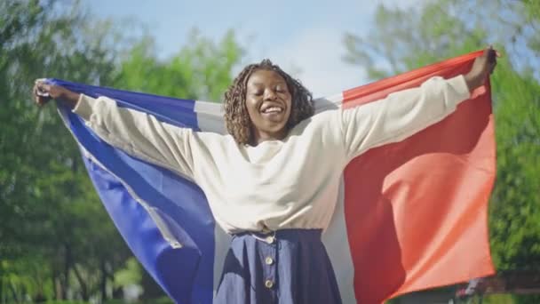Jonge Gelukkige Zwarte Vrouw Met Franse Vlag Patriot Die Van — Stockvideo