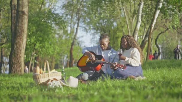 Homem Negro Tocando Guitarra Para Namorada Bebendo Vinho Encontro Romântico — Vídeo de Stock