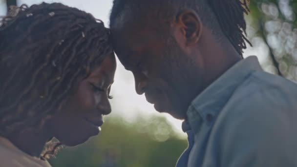 Africana Pareja Amor Tiernamente Abrazando Los Rayos Del Sol Relación — Vídeos de Stock