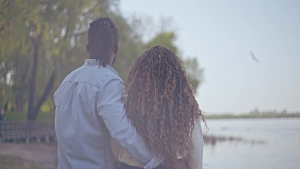 Молодая Пара Афрокосичками Наслаждается Удивительным Речным Пейзажем Романтическим Свиданием Любовью — стоковое видео