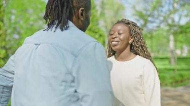 Genç bir adam parkta bir buket çiçekle sürpriz bir kız arkadaş.