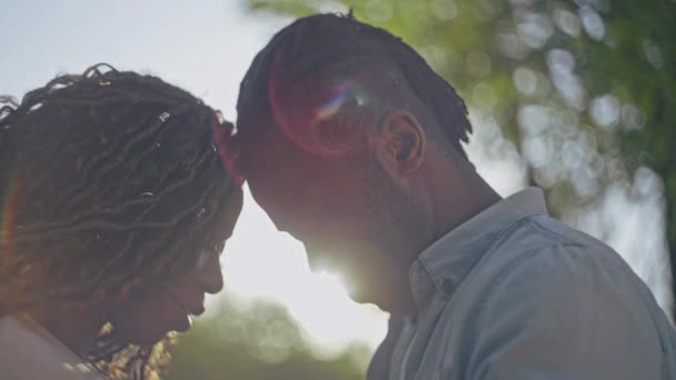 Pareja Africana Joven Tocando Frente Abrazándose Los Rayos Del Sol — Vídeos de Stock