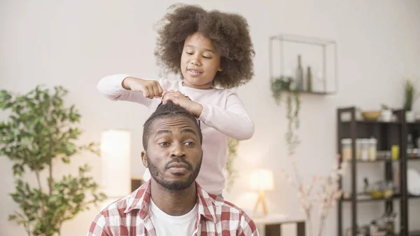 Little Black Girl Making Hairstyle Patient Father Having Fun Family — Stock Photo, Image
