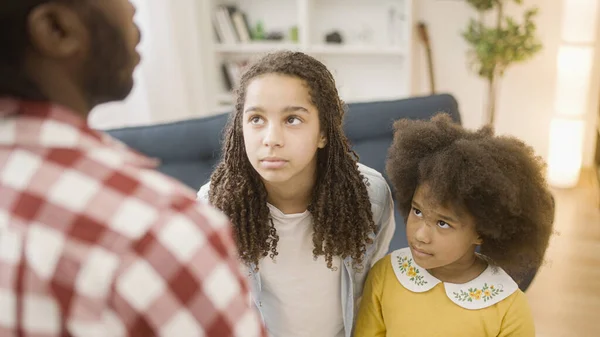 Strict African Father Scolding Daughters Poor Behavior Parenting Moment — Stock Photo, Image