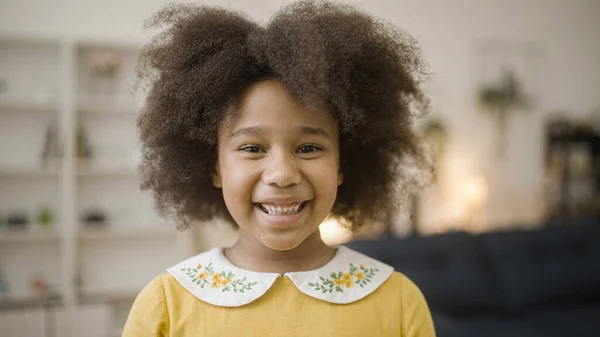 Grappig Afro Amerikaans Meisje Met Natuurlijk Zwart Haar Lachen Gelukkige — Stockfoto