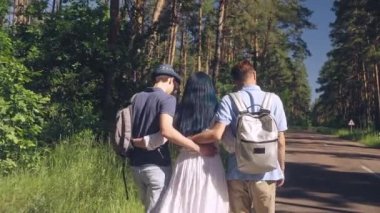 İki genç adam kız arkadaşına sarılıyor, birlikte seyahat ediyorlar, açık ilişki yaşıyorlar.