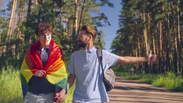 Feliz Gay Casal Carona Envolto Lgbt Bandeira Viajar Para Orgulho — Vídeo de Stock