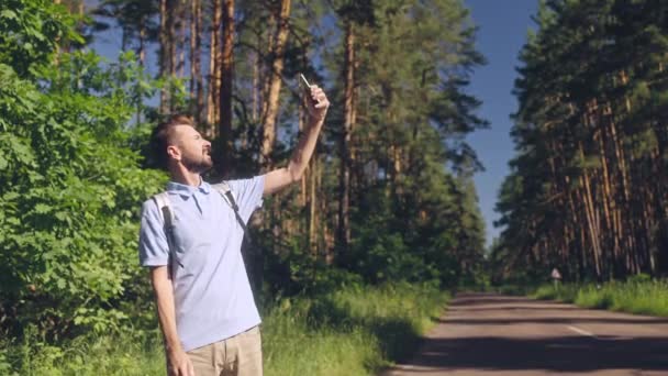 Serieuze Man Houdt Telefoon Omhoog Mobiel Netwerk Het Bos Vinden — Stockvideo