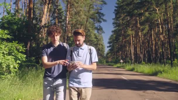 Чоловічі Туристи Втрачені Під Час Подорожі Користуючись Мобільним Навігаційним Додатком — стокове відео