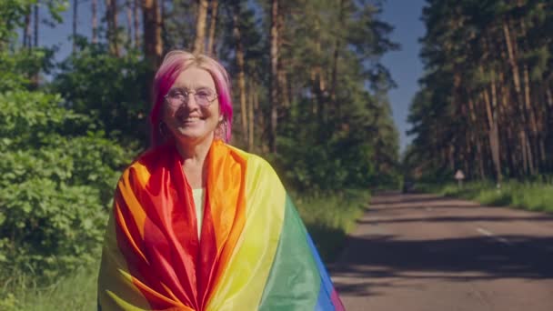 Activista Lgbt Femenina Con Bandera Del Arco Iris Riendo Celebrando — Vídeo de stock