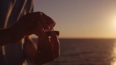 Erkek ellerinin nişan yüzüğüyle kutuyu açması, evlenme teklif etmesi, sevişmesi.