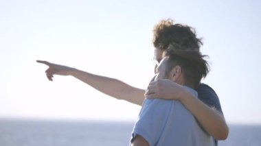 İki mutlu erkek arkadaş kucaklaşıyorlar ve güzel manzaranın tadını çıkarıyorlar, Igbt Love