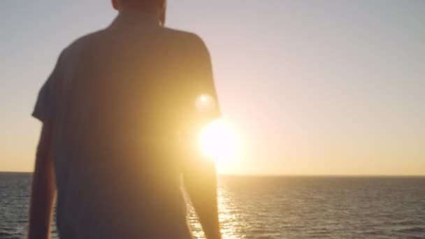 Hombre Exitoso Admirando Salida Del Sol Sobre Mar Levantando Las — Vídeos de Stock