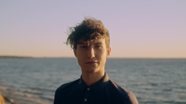 海の景色 スローモに触発されたカメラと笑顔を見てハンサムな若い男 — ストック動画