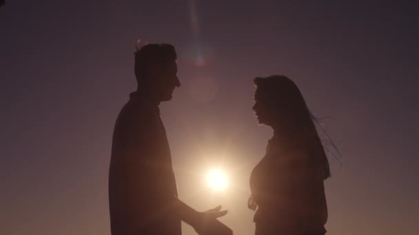 Silhouettes Romantikus Pár Kéz Kézben Élvezi Romantikus Dátum Lánykérés — Stock videók