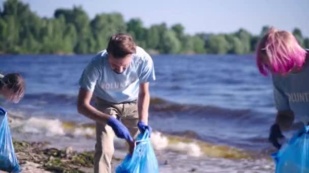 Grupo Voluntarios Ambientales Limpiando Playa Del Mar Los Residuos Salvando — Vídeos de Stock