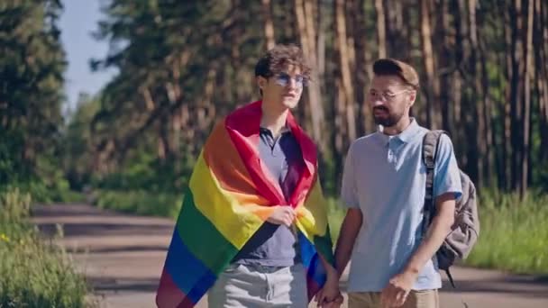 Schwules Paar Wartet Auf Freunde Bei Pride Parade Mann Regenbogenfahne — Stockvideo