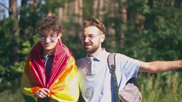 Två Glada Män Går Med Regnbågsflagga Och Ler Lgbt Rättigheter — Stockvideo