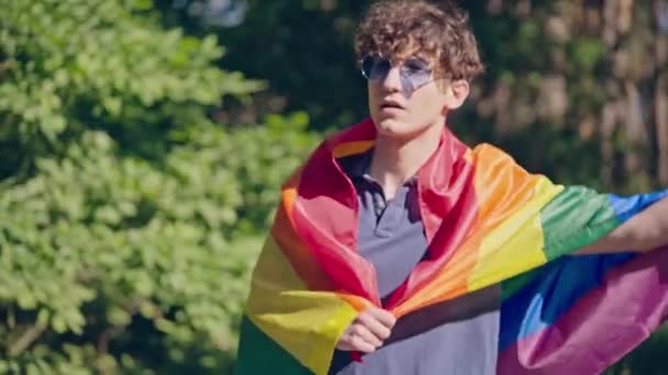 Zelfbewuste Jongeman Regenboogvlag Gewikkeld Trots Parade Lgbt — Stockvideo