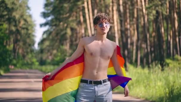 Jeune Homme Agitant Drapeau Arc Ciel Soutenant Les Droits Lgbt — Video