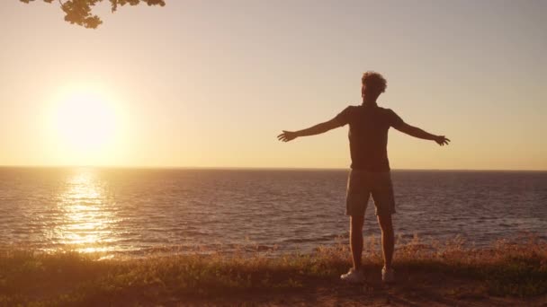 Gelukkig Jongeman Opsteken Handen Omhoog Genieten Van Zonsopgang Zee Geïnspireerd — Stockvideo