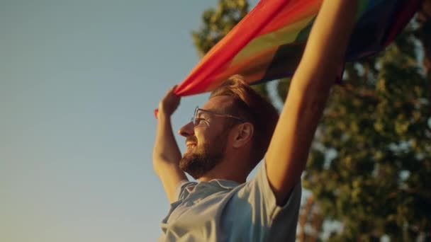 Activista Masculino Sosteniendo Bandera Del Arco Iris Sonriendo Protegiendo Los — Vídeos de Stock